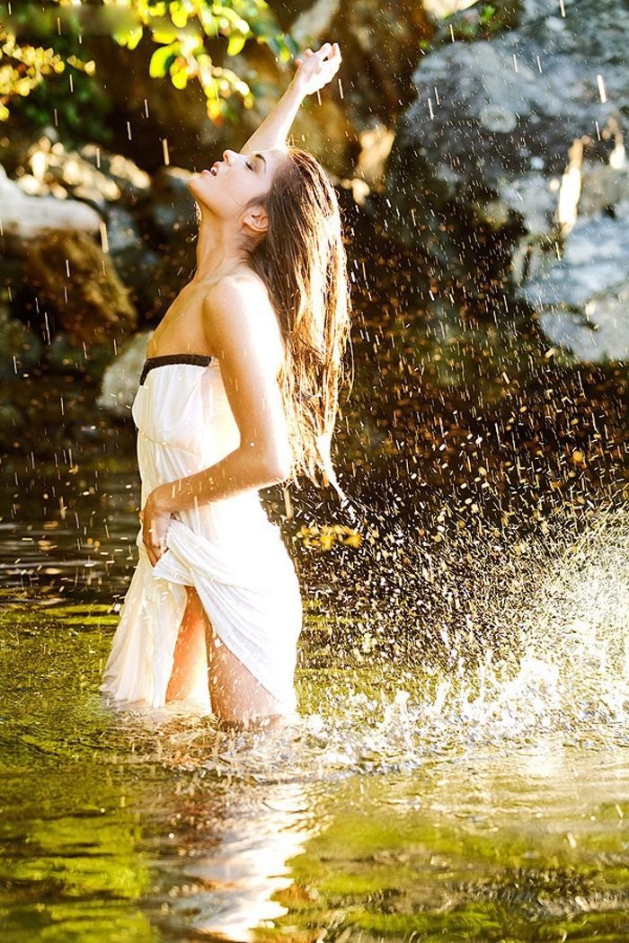 Marie Avgeropoulos in Yuzhou