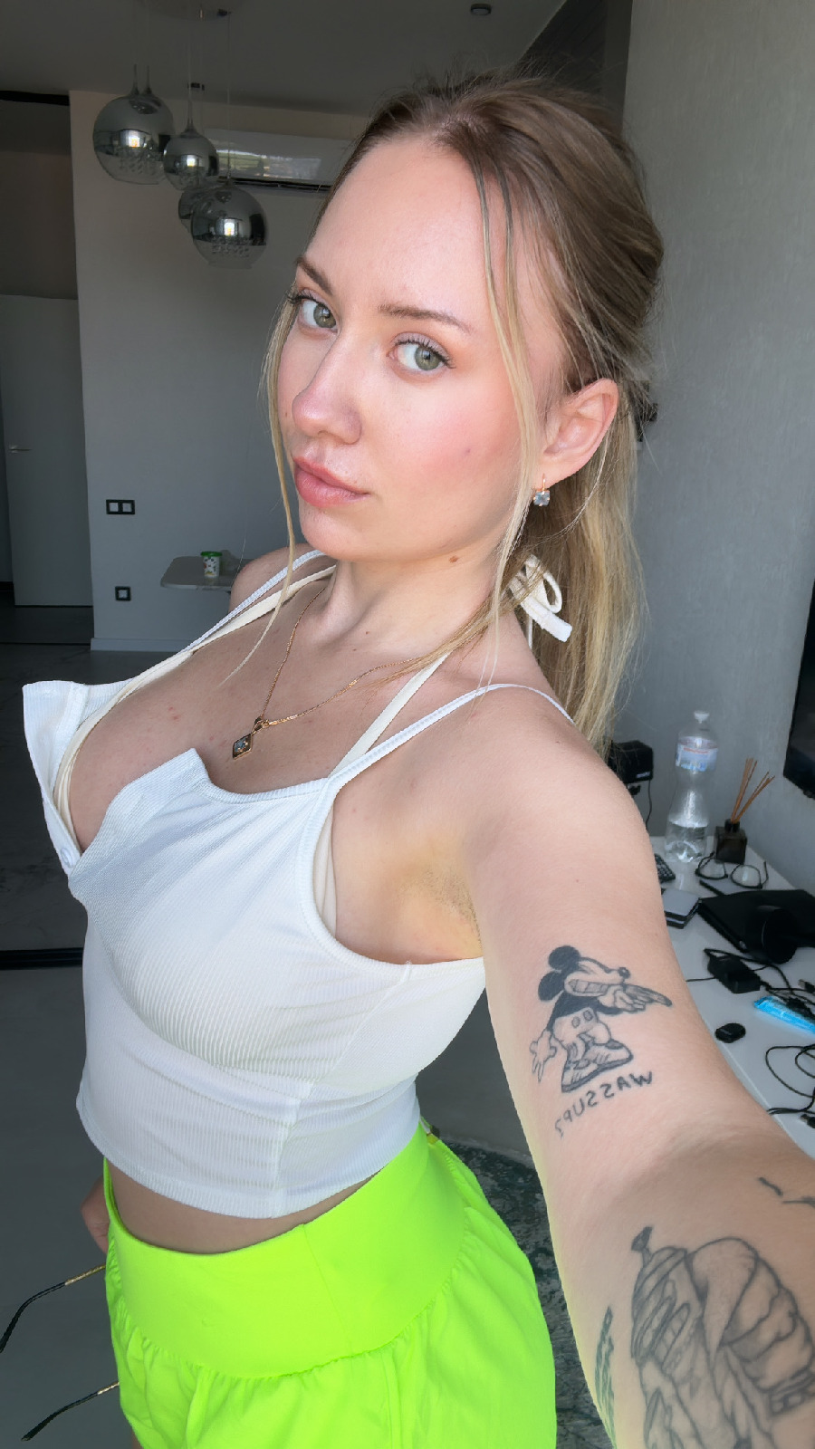 KateV in her underwear in Yuzhou