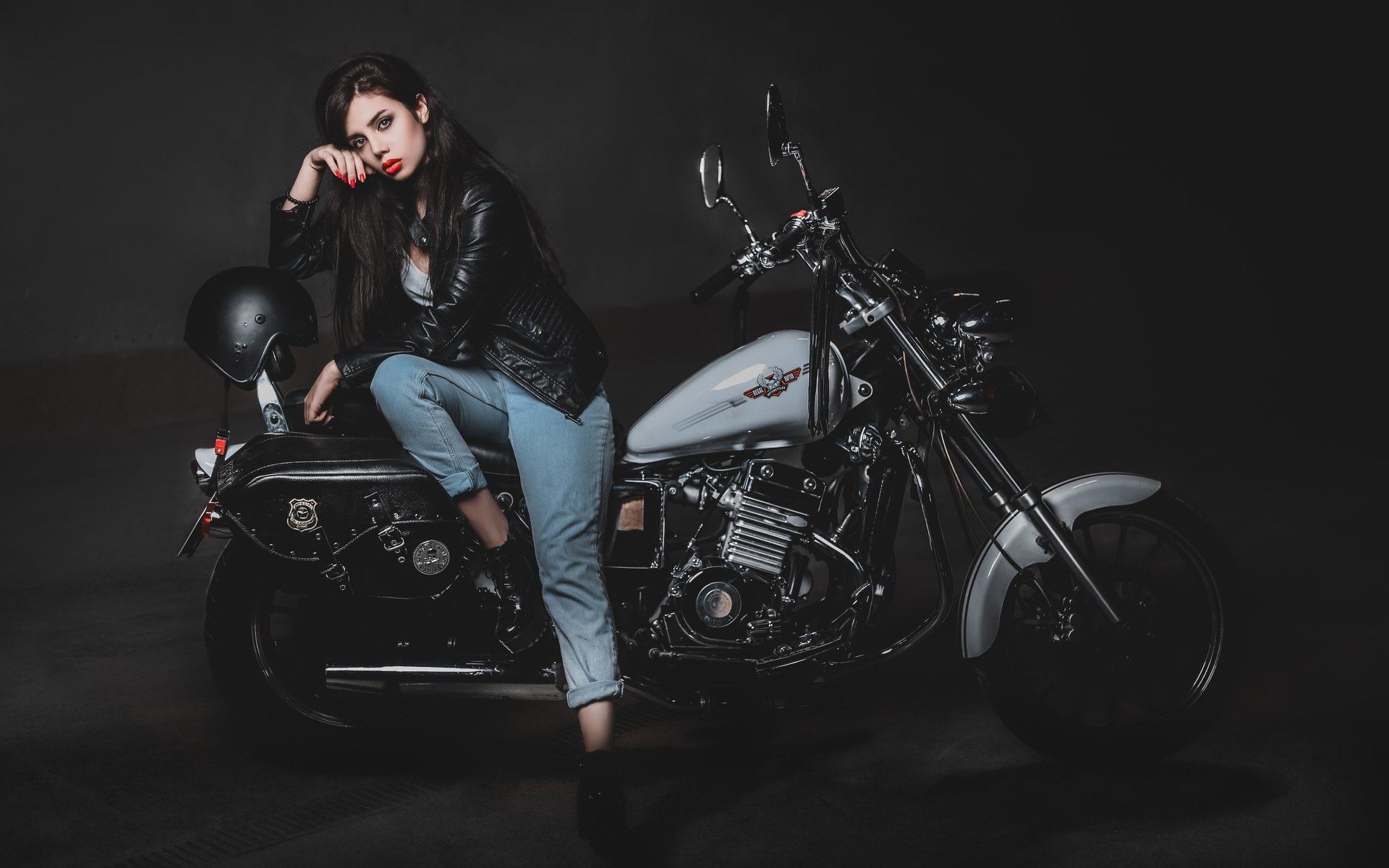 Biker girls: style and drive in Yuzhou
