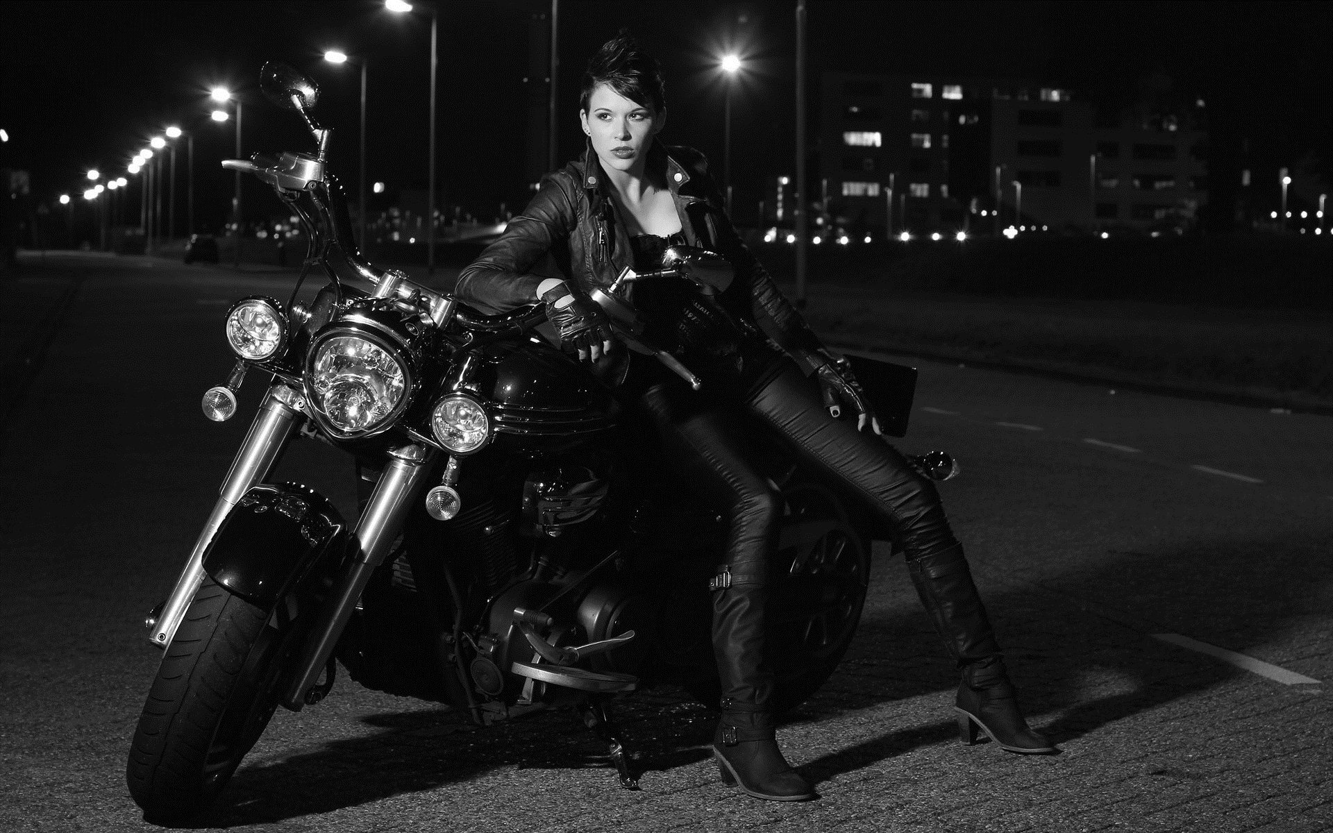 Photo Beautiful girls and motorcycles in Yuzhou